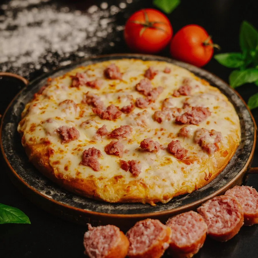Pizza de linguiça Blumenau artesanal HUGZ na forma de ferro