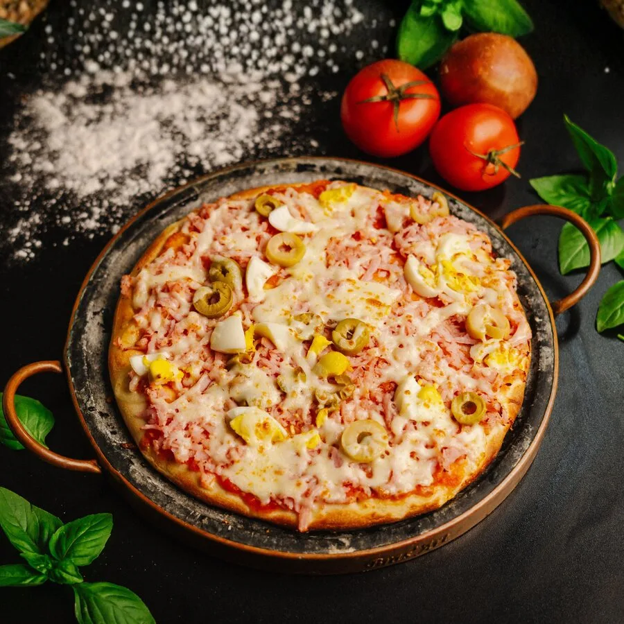 Pizza portuguesa artesanal HUGZ com ovos e azeitonas